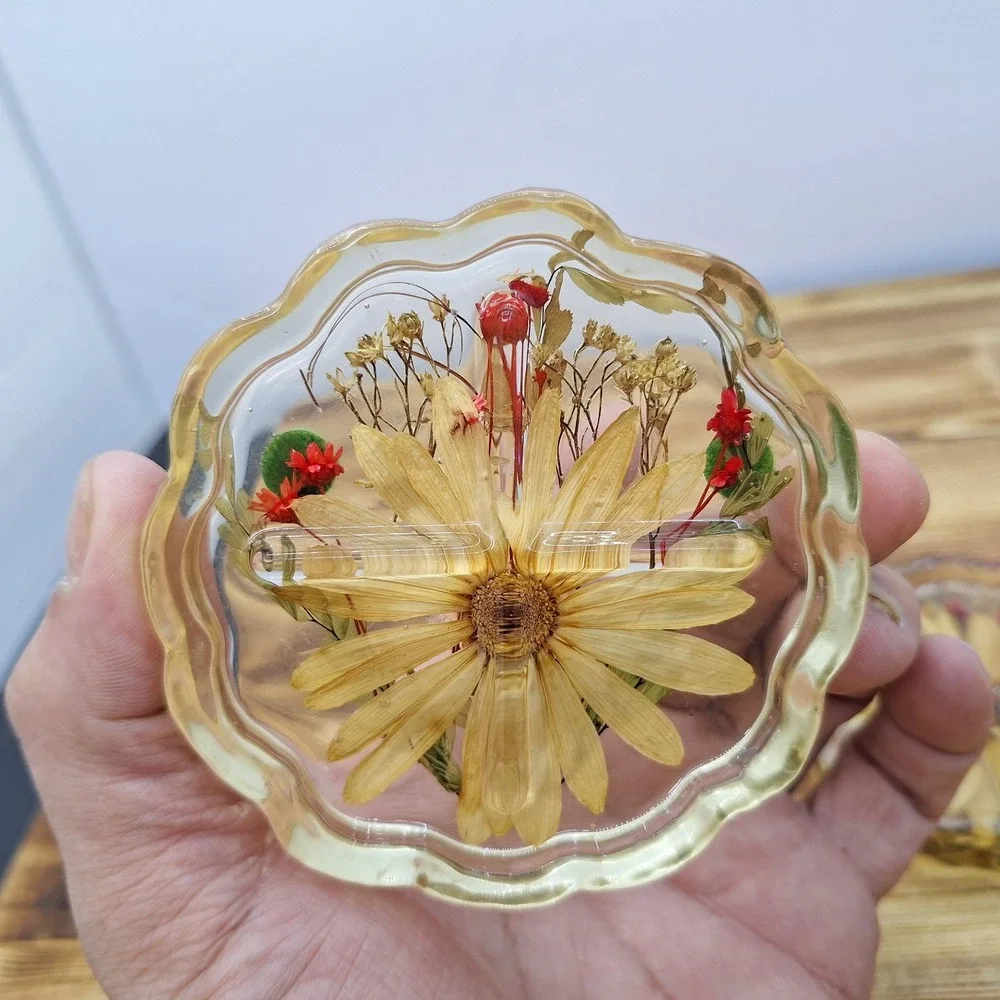Lot of 2 Vintage Daisies Lucite Coasters Real‎ Pressed Flowers Hippie McM Ribbed